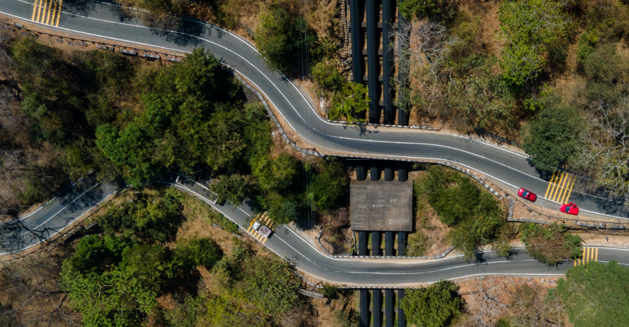 山道のコンクリート道路